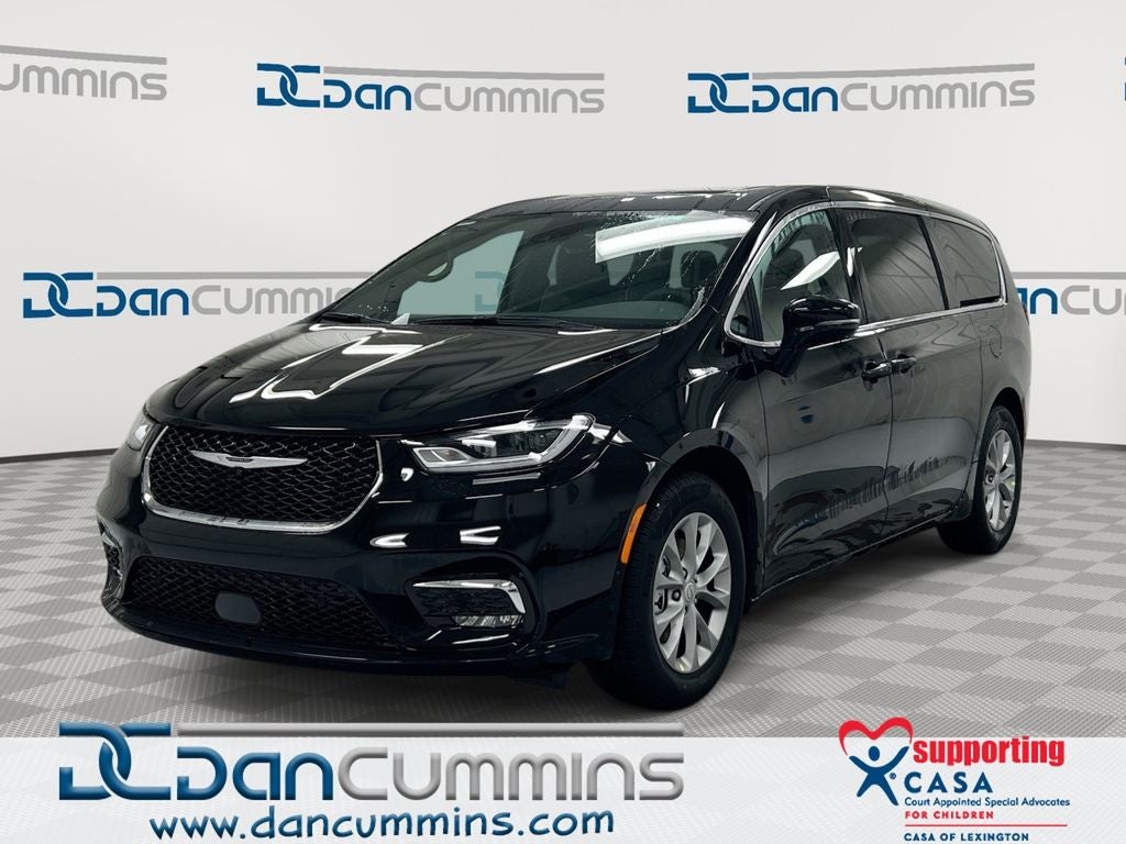 2026 Chrysler Pacifica Limited in Diamond Black Crystal Pearl-Coat Exterior Paint — front three-quarter view