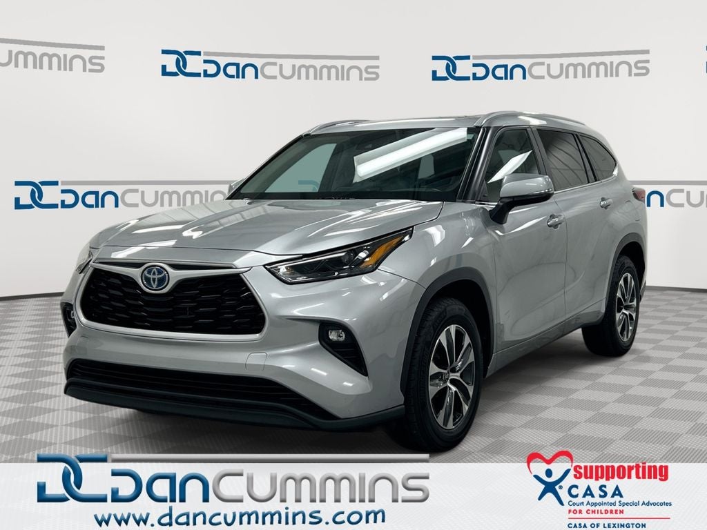 2023 Toyota Highlander Hybrid XLE in Celestial Silver Metallic — front three-quarter view