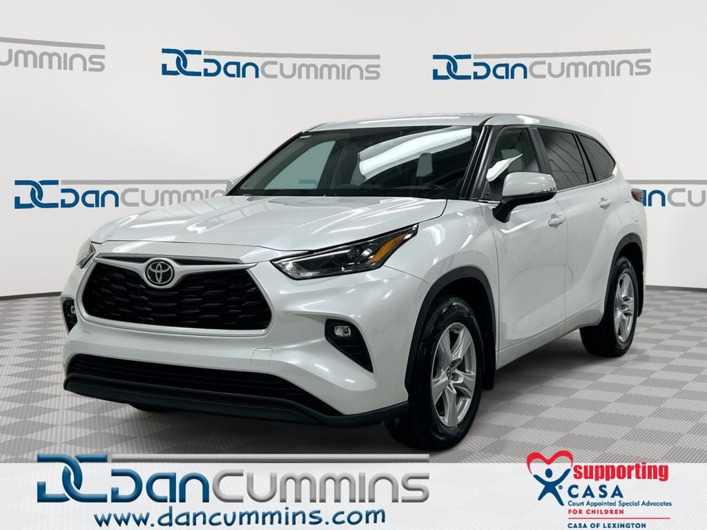 2025 Toyota Highlander LE in Pearl — front three-quarter view