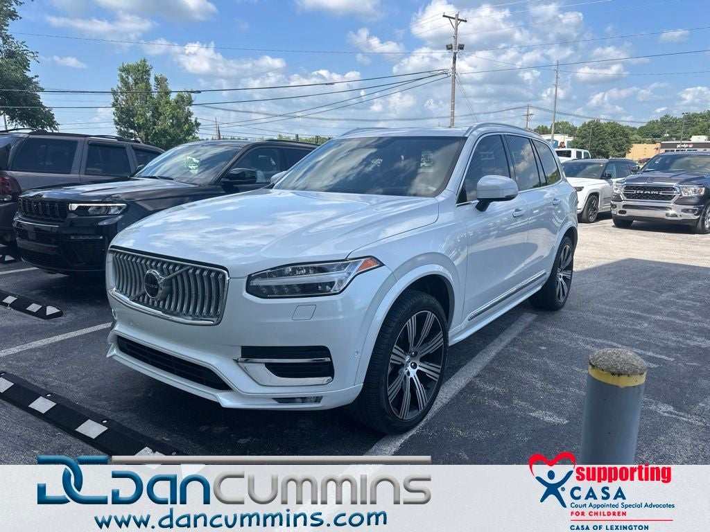 2022 Volvo XC90 T6 Inscription in White — front three-quarter view