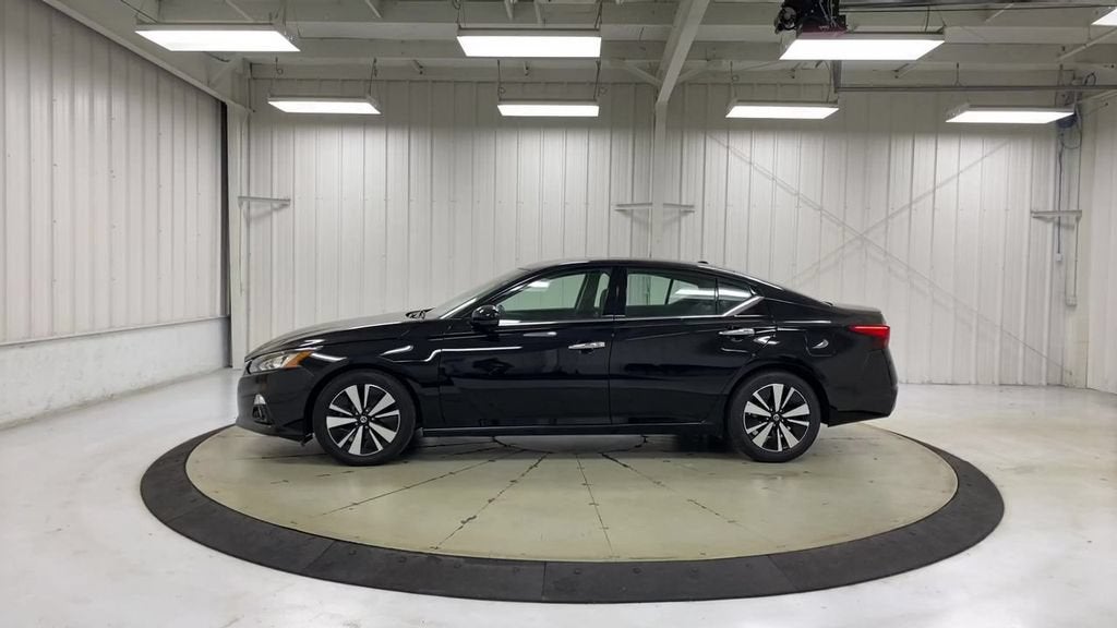 2019 Nissan Altima — detail view