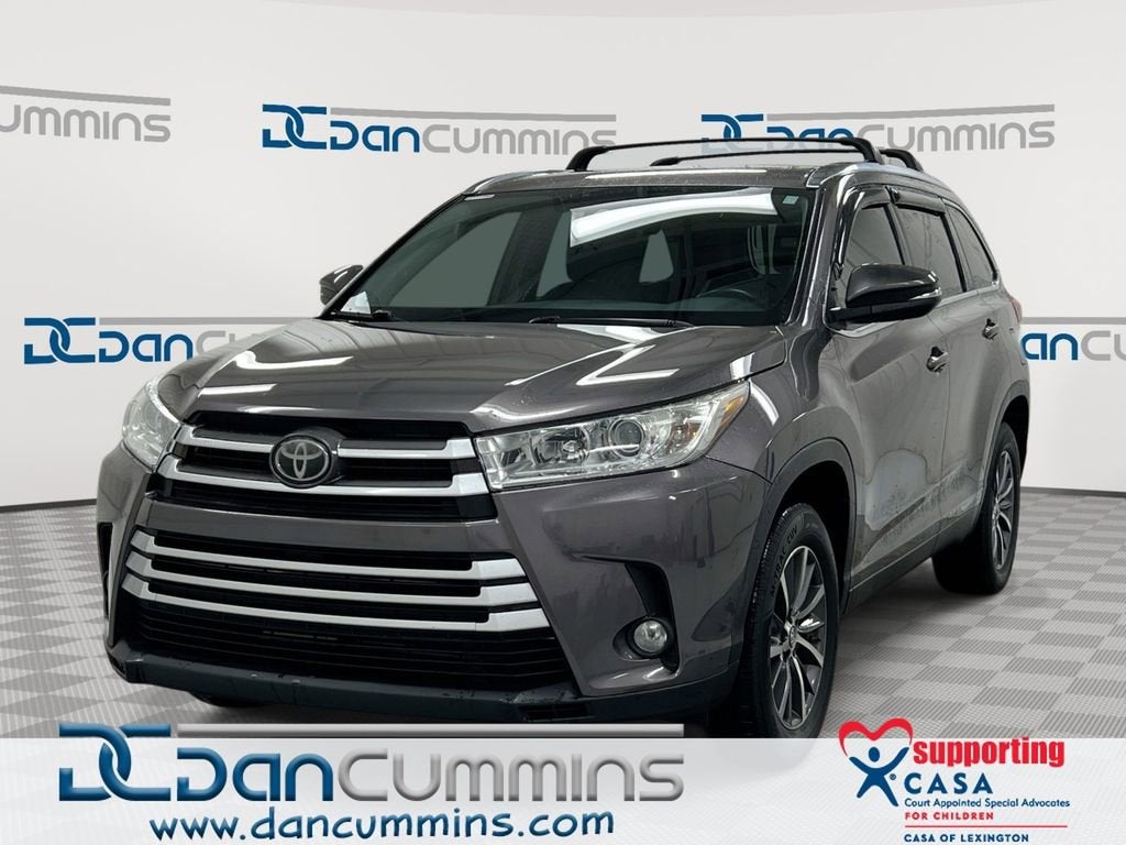 2019 Toyota Highlander SE in Gray — front three-quarter view