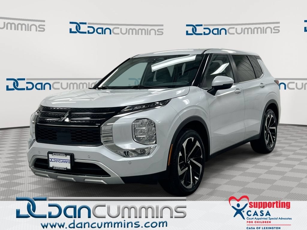 2024 Mitsubishi Outlander SE in Blue — front three-quarter view