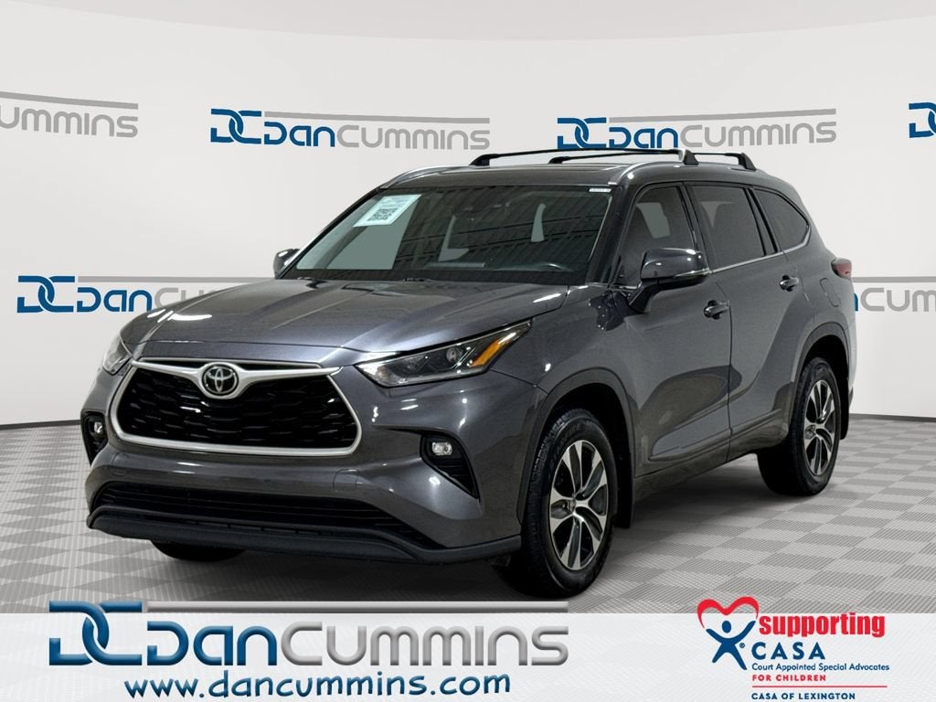 2021 Toyota Highlander XLE in Gray — front three-quarter view